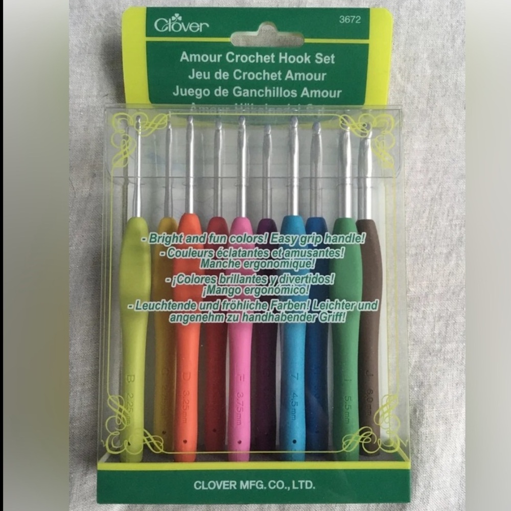 CLOVER Amour Crochet Hook Set 10 Sizes Comfort Grips, Fun Colors #3672 Brand New